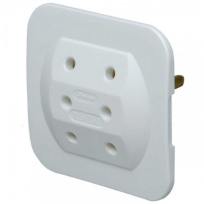 Kopp presa elettrica Multipla per uso civile Schu.ko 3x prese Euro 2poli 3.5A (senza massa). ultrapiatta salvaspazio. bianca